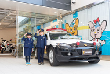 パトカー横で敬礼する子ども/警察博物館(東京都/中央区)
