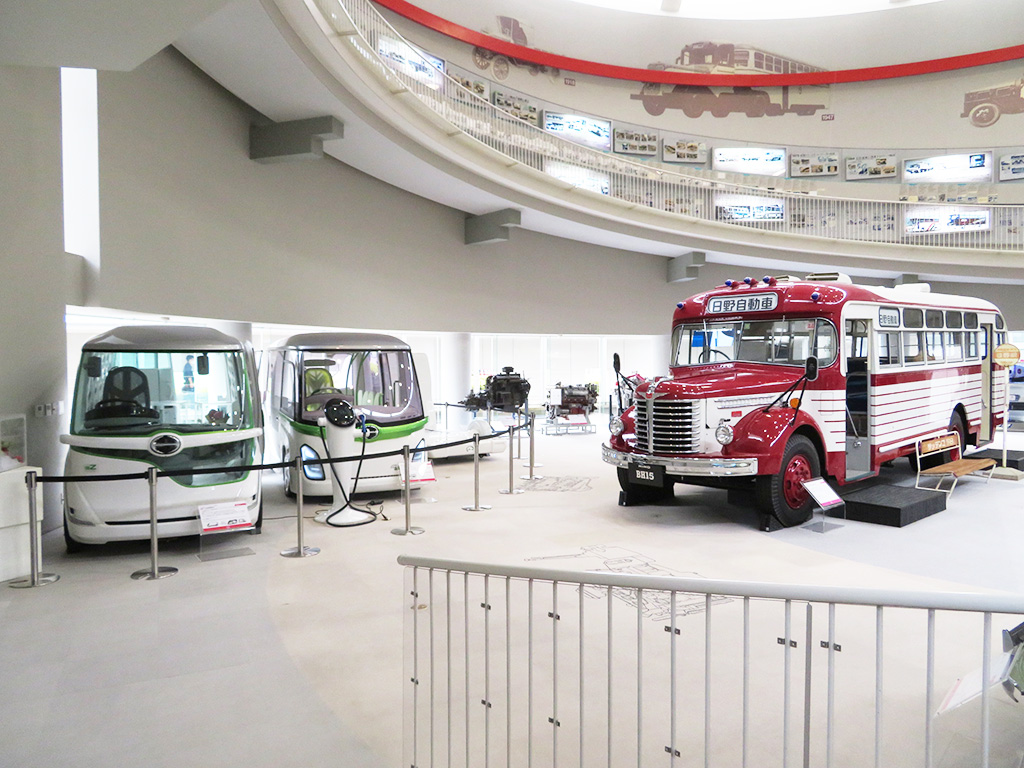 1階メイン展示フロア/日野オートプラザ(東京都/八王子市)