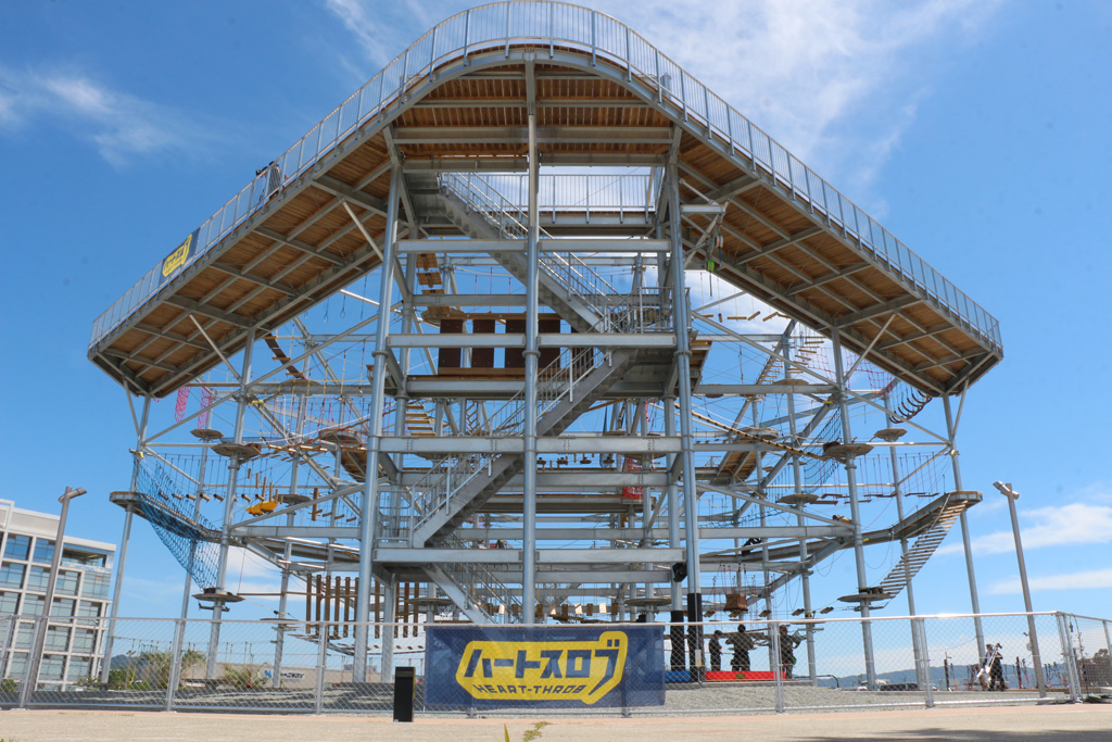 巨大なジャングルジムのような大迫力のアスレチック!/泉南りんくう公園(大阪府/泉南市)