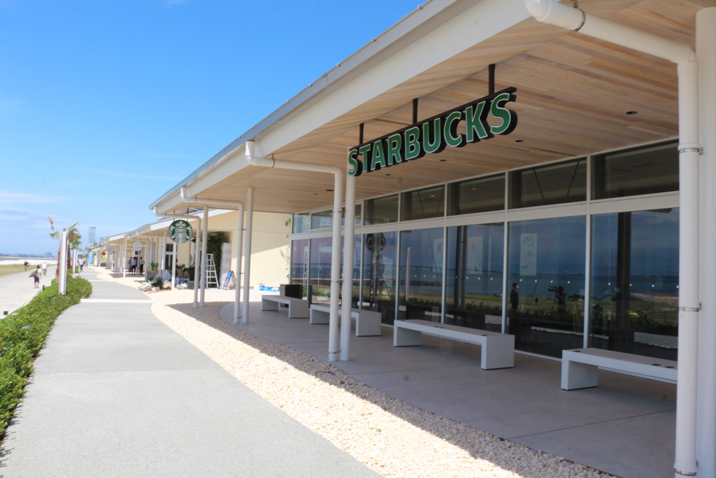 テラス席のあるSTARBUCKS/泉南りんくう公園(大阪府/泉南市)