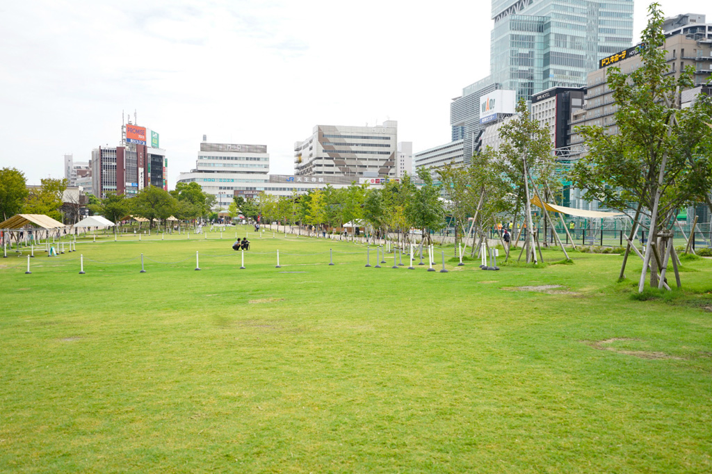 都会の真ん中ながら芝生でくつろぐ開放感!/PANZAてんしばイーナ(大阪市)