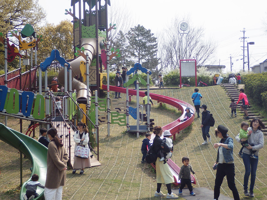 複合遊具で遊ぶ子ども達/小幡緑地(愛知県/名古屋市)