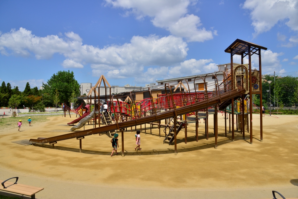 ローラー滑り台のあるアスレチック/梅小路公園(京都府/京都市)