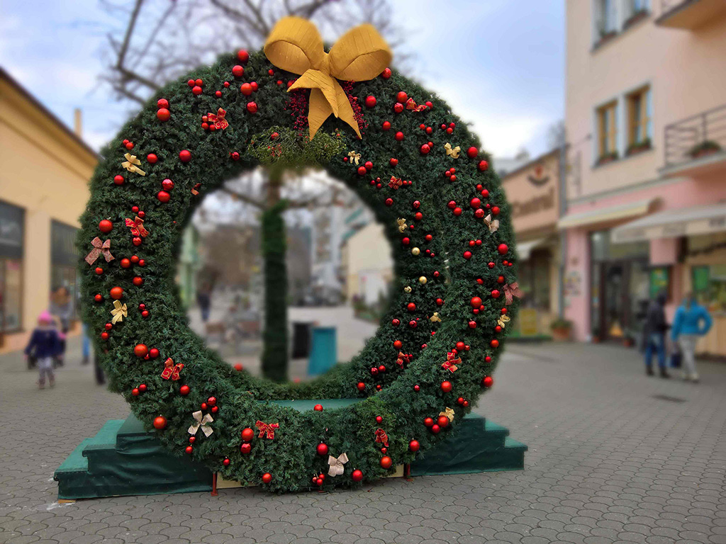 ポインセチアのビッグクリスマスツリー/ハウステンボス(長崎県/佐世保市)