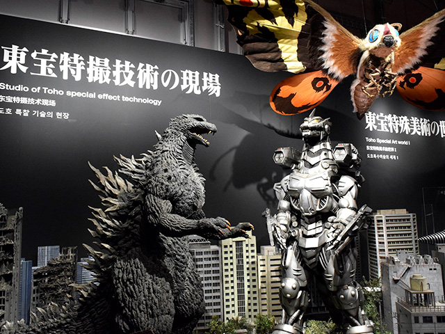 ゴジラスーツ2体とモスラ/ニジゲンノモリ ゴジラ迎撃作戦(兵庫県/淡路市)