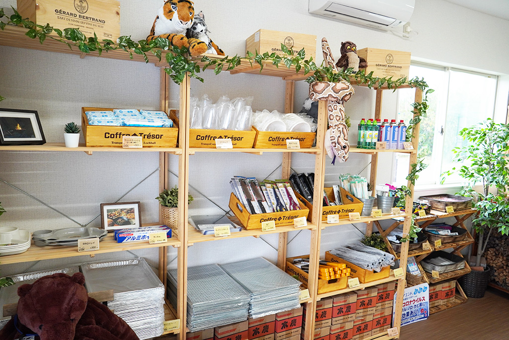センターハウスの売店に並ぶ販売品/舞洲バーベキューパーク(大阪府/大阪市)