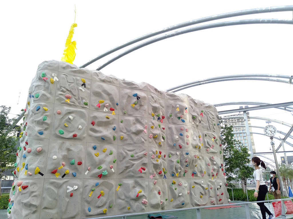 「ボルダリングウォール」/MIYASHITA PARK(ミヤシタパーク)(東京都/渋谷区)