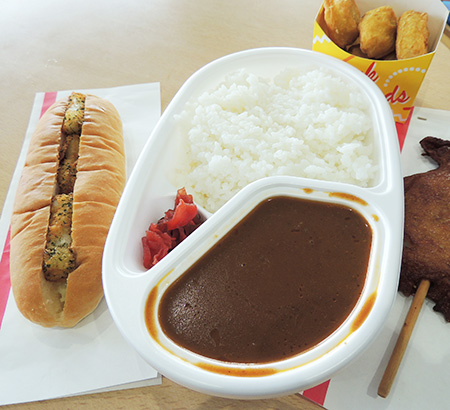 左からサメドッグ、鮫カレー、シャークナゲット/アクアワールド茨城県大洗水族館(大洗町)