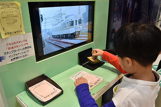 来館記念のスタンプを押す様子/京王れーるランド(東京都/日野市)
