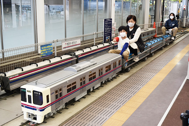 ミニ電車(京王線9000系)に乗る親子/京王れーるランド(東京都/日野市)