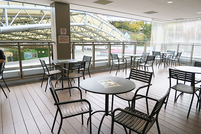 本館2階のテラス席/京王れーるランド(東京都/日野市)