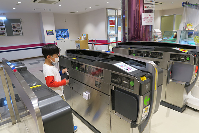 自動改札機を通る様子/京王れーるランド(東京都/日野市)