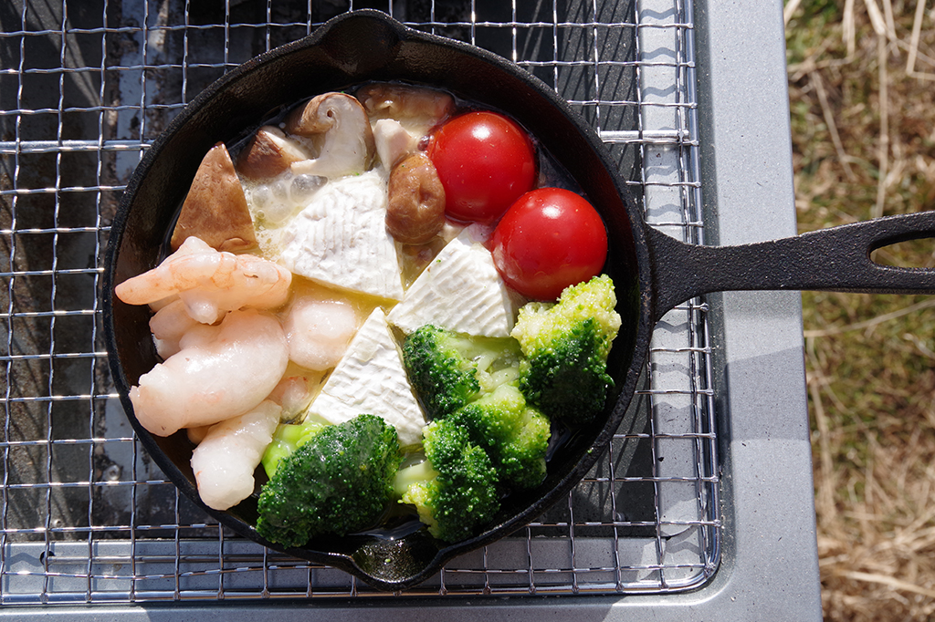 スキレットで調理をする様子/おうちキャンプ