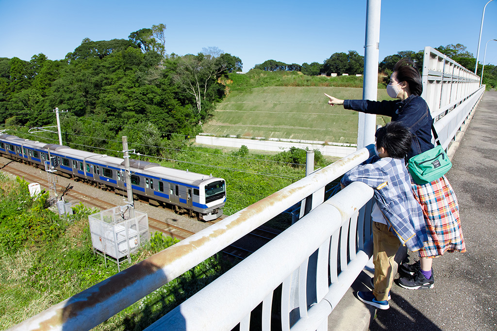 竜ケ崎大橋から電車を眺める親子(茨城県/龍ヶ崎市)