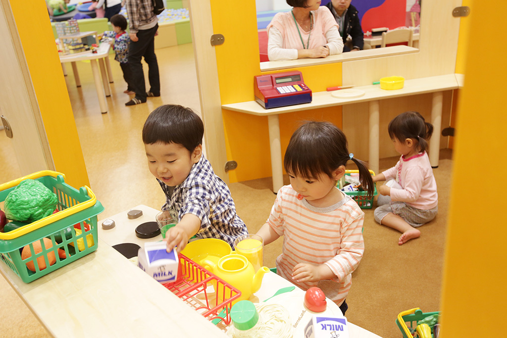あそびのせかい コクーンシティさいたま新都心店の「ディスカバリータウン」で遊ぶ子ども達(埼玉県)