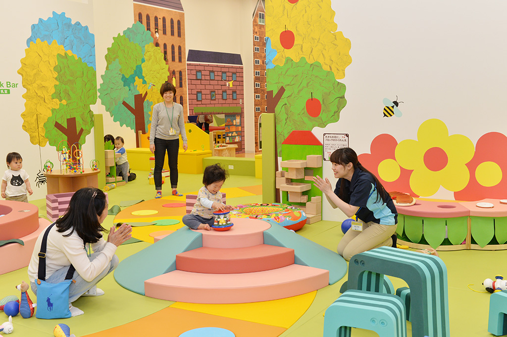 あそびのせかい コクーンシティさいたま新都心店の「ベビーガーデン」で遊ぶ赤ちゃん(埼玉県)