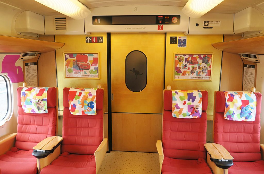 車内に金箔を使用している800系の車内/JR九州