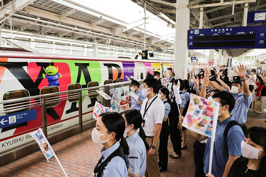 一番列車出発のお見送りの様子/JR九州