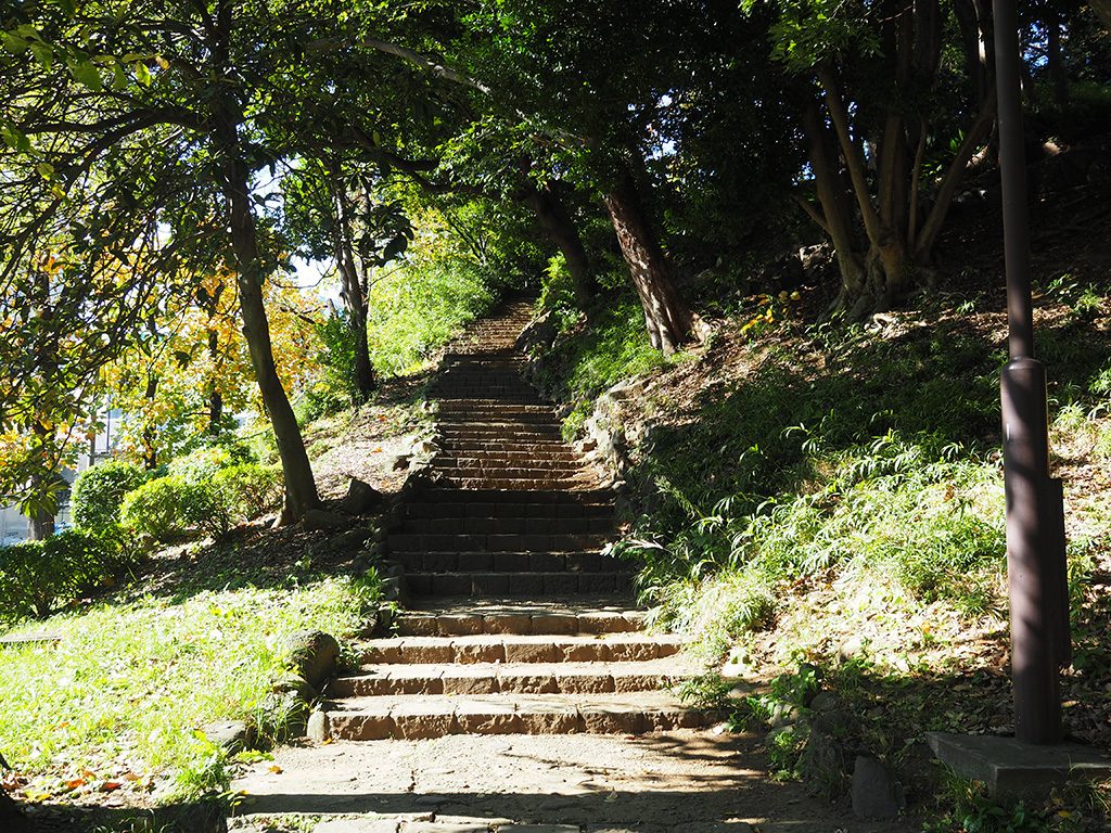 古墳を登る階段/都立芝公園(東京都/港区)