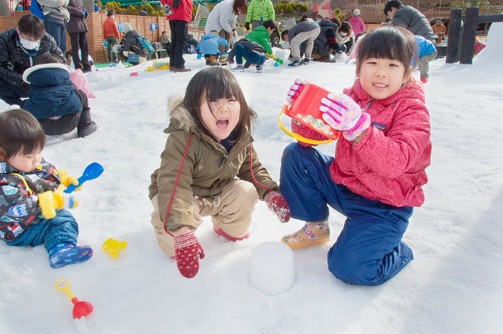スノーエリアで雪遊びをする子ども/ひらかたパーク(大阪府)