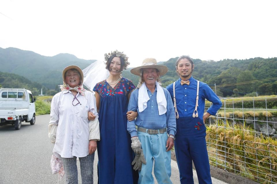 千春さんと浩一さん、集落の方々