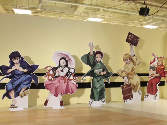 イベントのために描き下ろされた登場人物たちがお出迎えの「パディオス」1階のグッズ売り場/東映太秦映画村(京都市右京区)