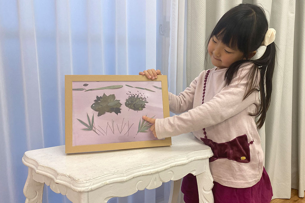 落ち葉アートの活用法:写真を撮って額に入れて飾る