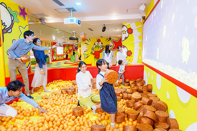 「ベビースタープール」で遊ぶ様子/リトルおやつタウンNamba(大阪府/大阪市)