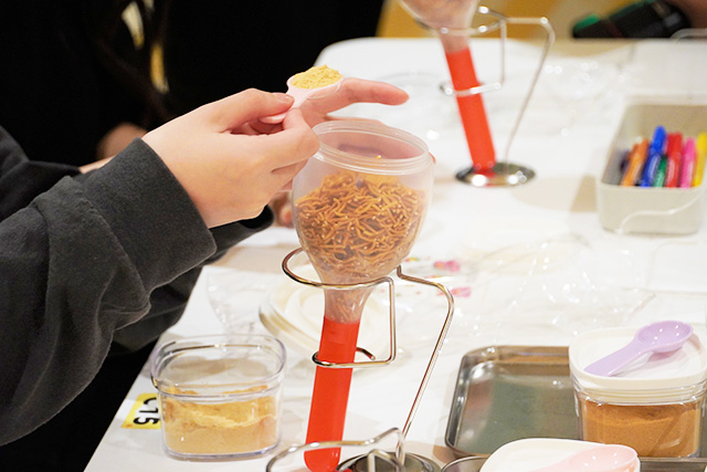 「Myスペシャルベビースター」を作る様子/リトルおやつタウンNamba(大阪府/大阪市)