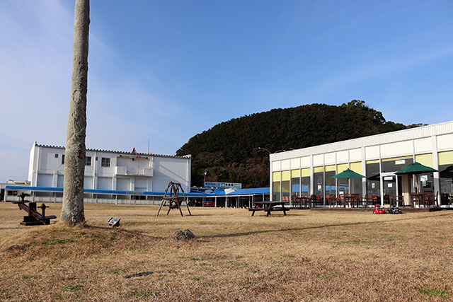 アクロポーラの海側にある芝生の広場/串本海中公園(和歌山県/串本町)