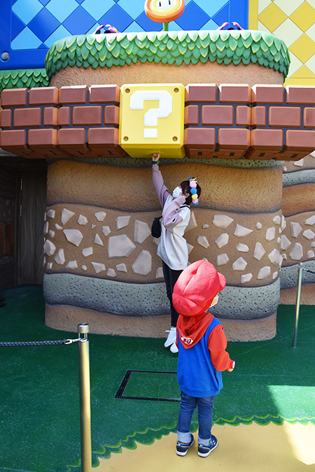 「ハテナブロック」を叩く様子/USJ「スーパー・ニンテンドー・ワールド」(大阪府/大阪市)