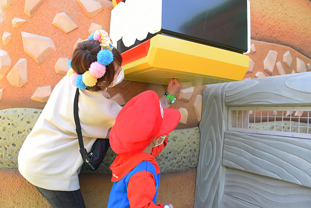 タイミングよくブロックをパンチ/USJ「スーパー・ニンテンドー・ワールド」(大阪府/大阪市)