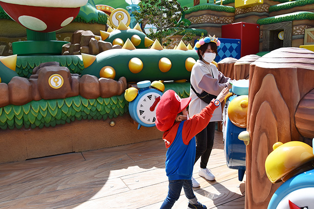 目覚まし時計を止める様子/USJ「スーパー・ニンテンドー・ワールド」(大阪府/大阪市)