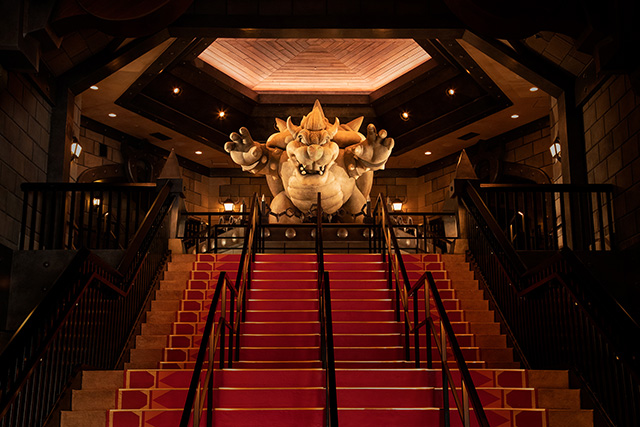 大階段の上には大きなクッパ像が/USJ「スーパー・ニンテンドー・ワールド」(大阪府/大阪市)