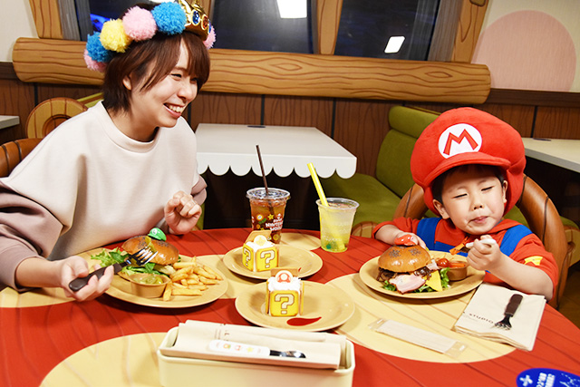 キノピオ・カフェで食事をする様子/USJ「スーパー・ニンテンドー・ワールド」(大阪府/大阪市)