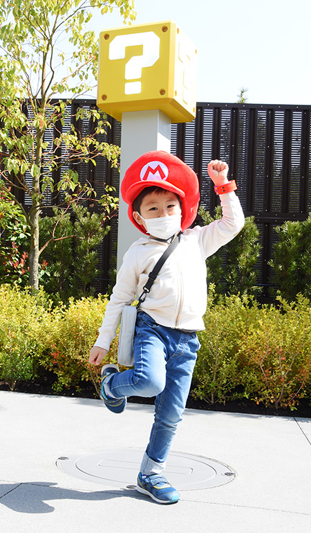 マリオのポーズをとるキッズ/USJ「スーパー・ニンテンドー・ワールド」(大阪府/大阪市)