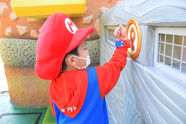 パワーアップバンドをかざしてキーチャレンジ/USJ「スーパー・ニンテンドー・ワールド」(大阪府/大阪市)
