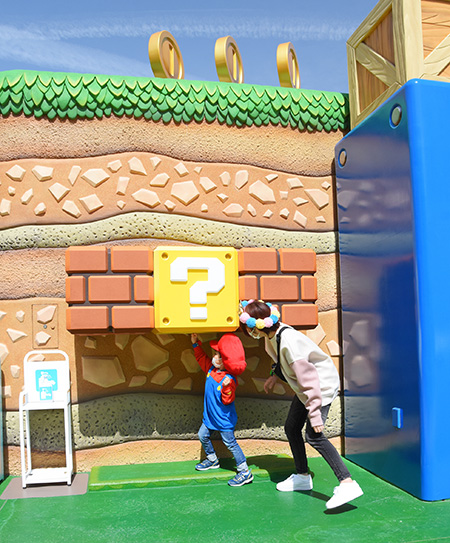 ハテナブロックを叩く様子/USJ「スーパー・ニンテンドー・ワールド」(大阪府/大阪市)