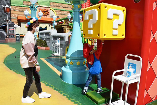 ハテナブロックを叩く様子/USJ「スーパー・ニンテンドー・ワールド」(大阪府/大阪市)