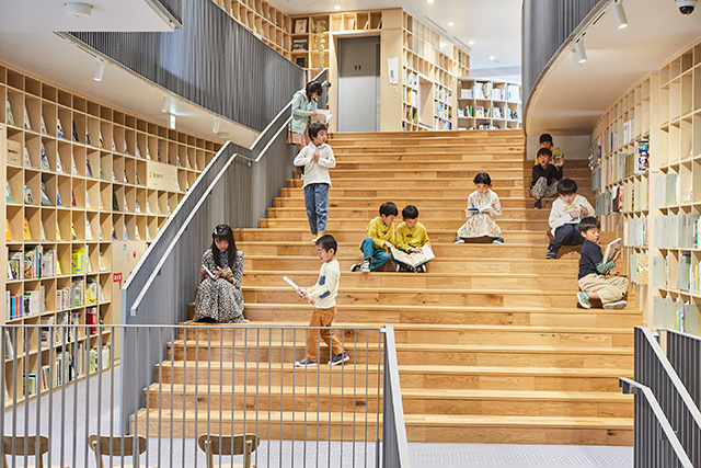 階段に腰かけての読書も大歓迎!/こども本の森 中之島(大阪市/北区)