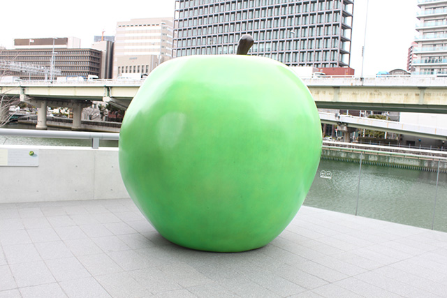 エントランスで迎えてくれる「青いりんご」/こども本の森 中之島(大阪市/北区)
