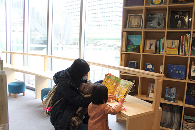読み聞かせをする親子/こども本の森 中之島(大阪市/北区)