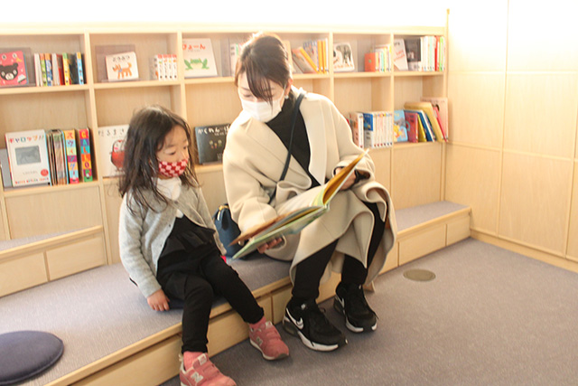 読み聞かせをする親子/こども本の森 中之島(大阪市/北区)