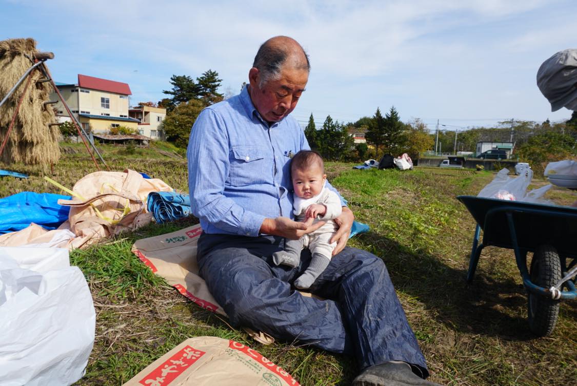 赤ちゃんを抱っこする男性(岩手県/田野畑村)
