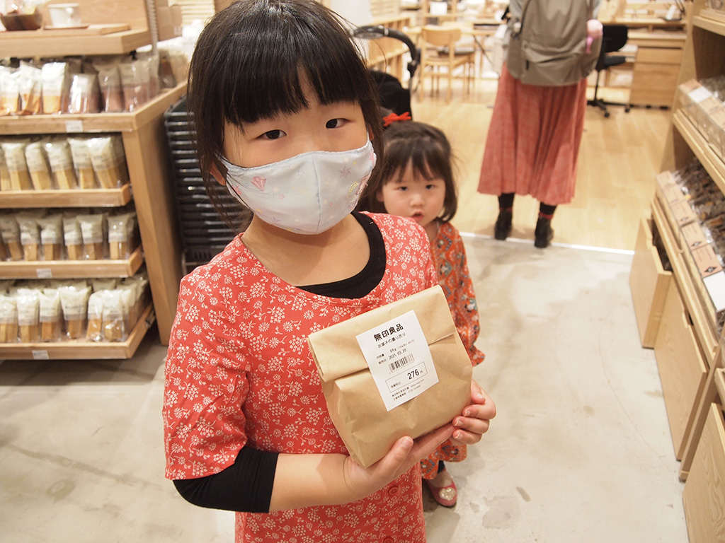 金額のラベルを袋に貼ったところ/無印良品「お菓子の量り売り」