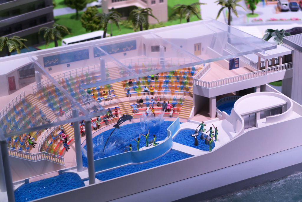 ジオラマの江ノ島の水族館ではイルカのショーが!/ロマンスカーミュージアム