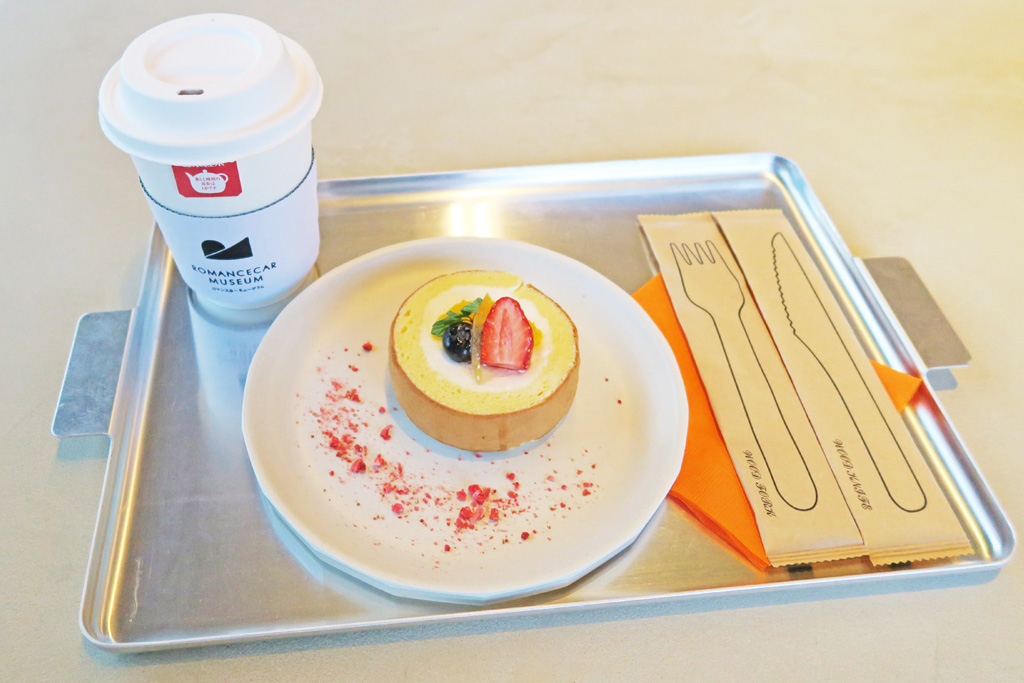 カフェのクールケーキと日東紅茶のセット/ロマンスカーミュージアム