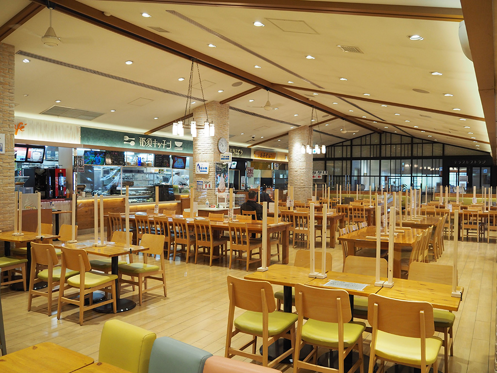 広く明るいフードコート/那須高原SA【上り】(栃木県/那須町)