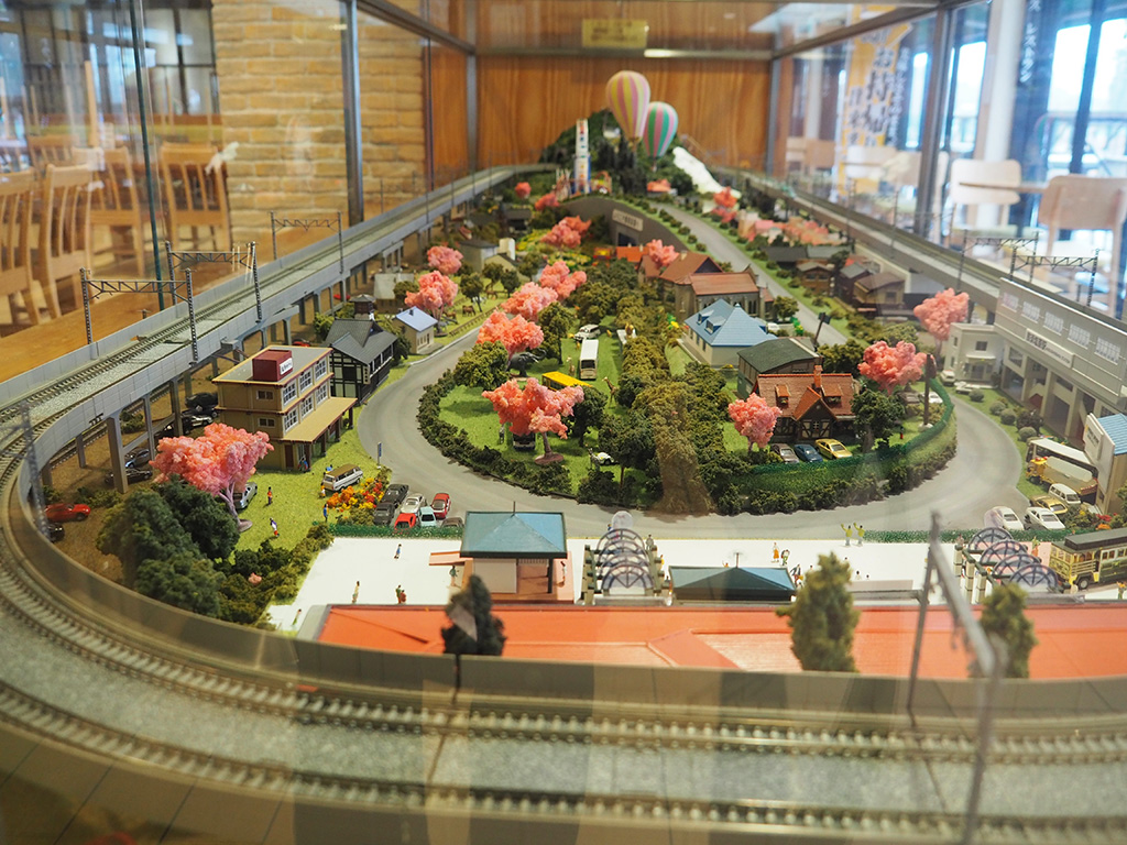 那須周辺の観光スポットをイメージした鉄道ジオラマ/那須高原SA【上り】(栃木県/那須町)