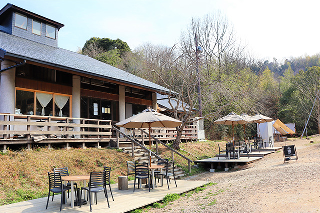 オープンテラスも備えた火の食堂/道の駅 四季の郷公園 FOOD HUNTER PARK(和歌山県/和歌山市)
